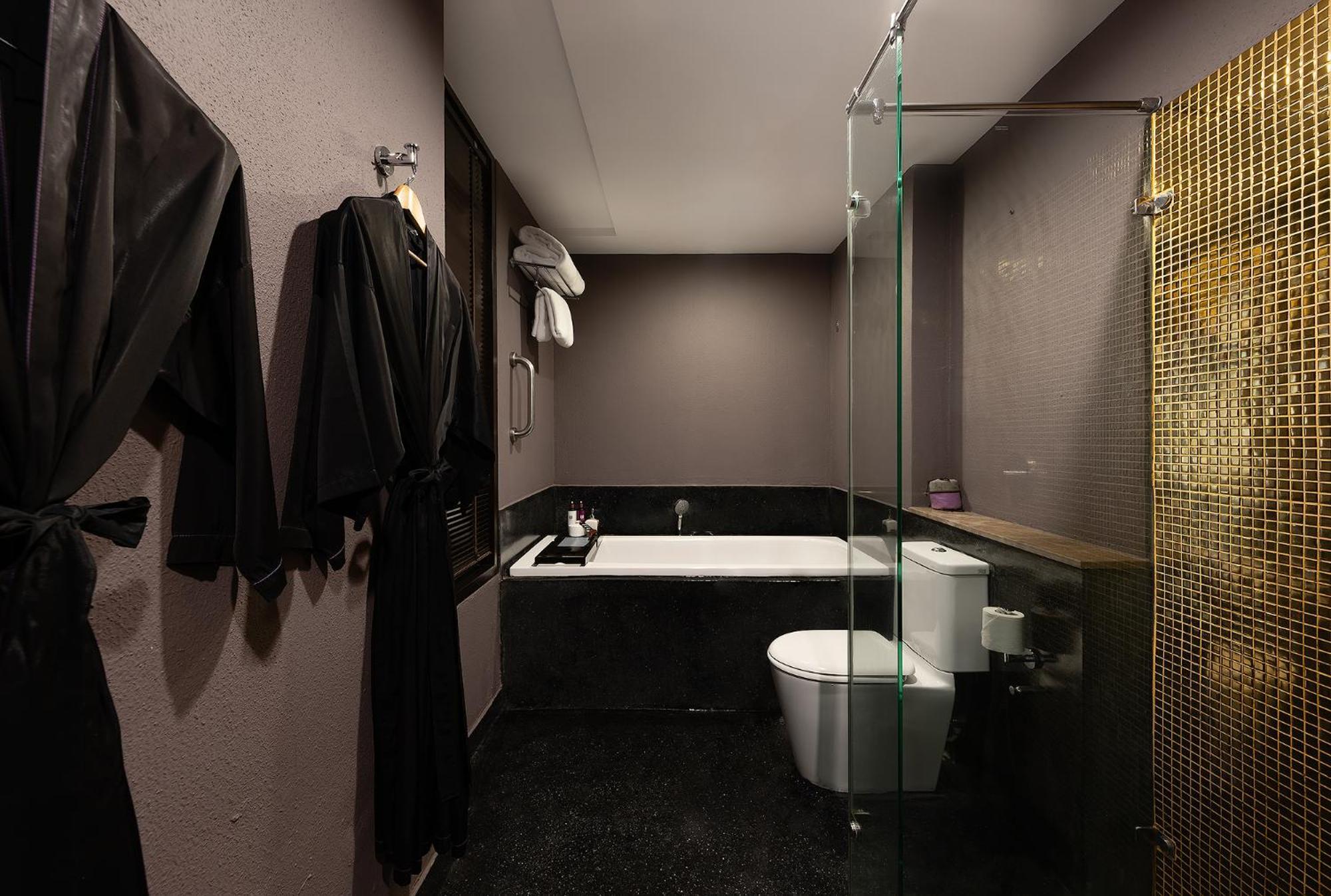 Deluxe Triple Bathtub 24 Hours of Room