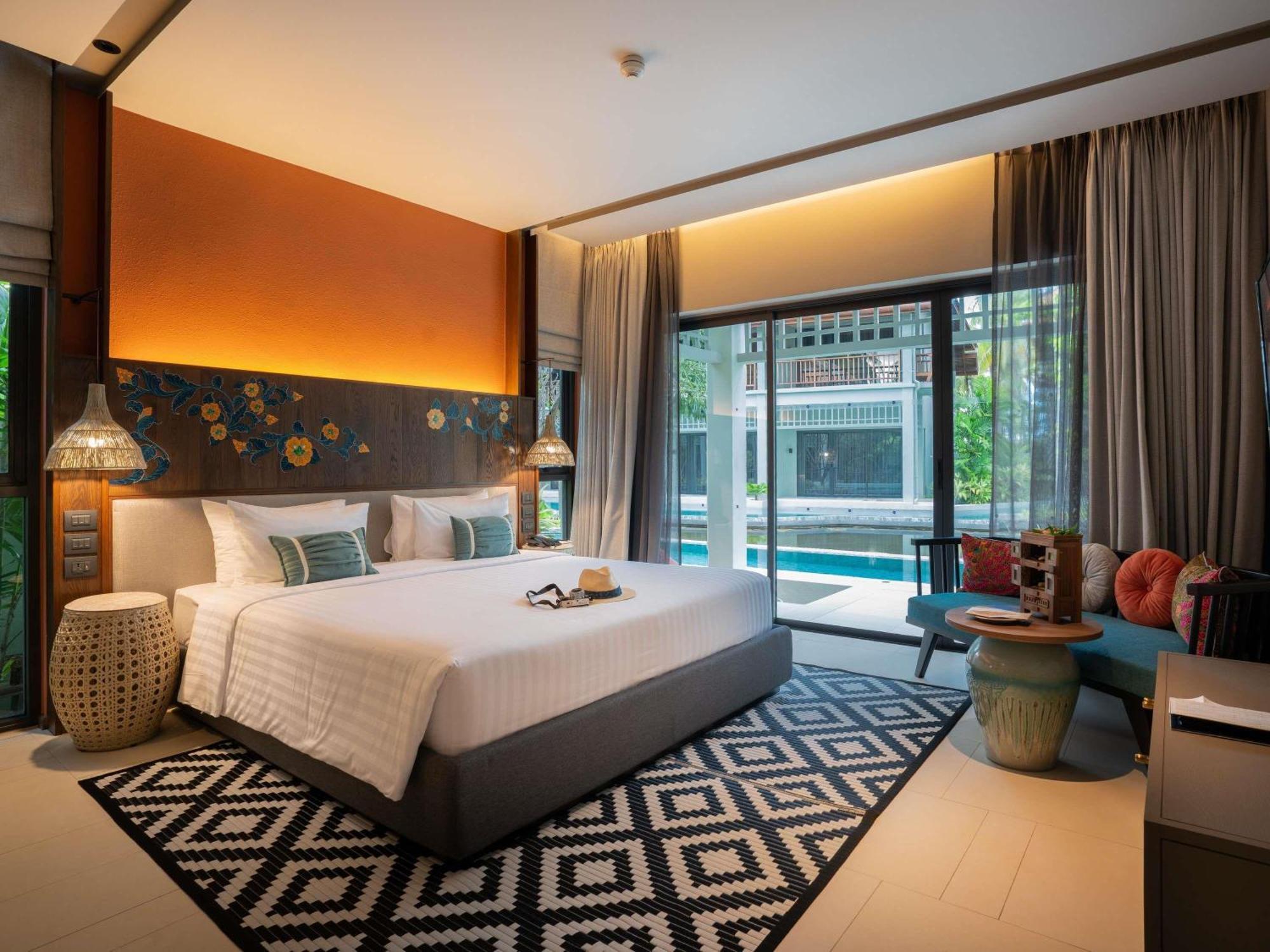 Deluxe King Room Pool Access