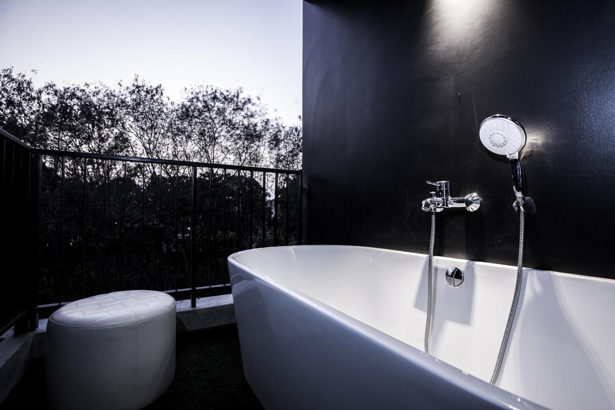 Deluxe Double Bathtub Balcony 24 hrs Coworking Space