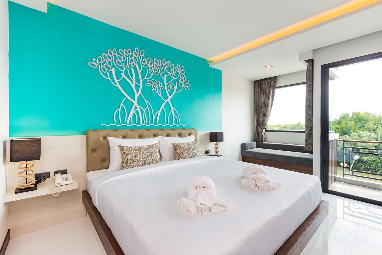 Deluxe King Room Pool View
