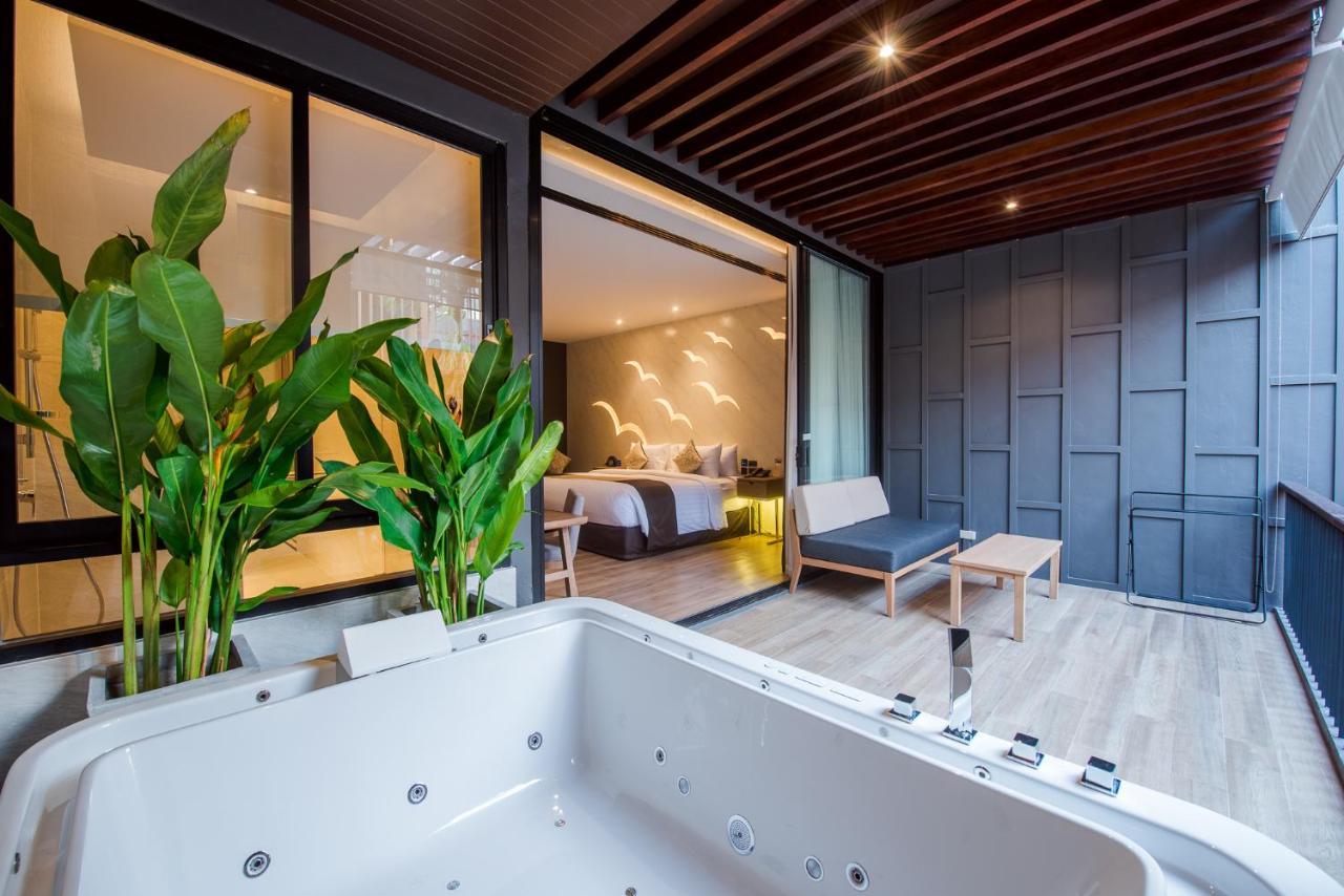 Jacuzzi Suite Accessible by Stairs Only