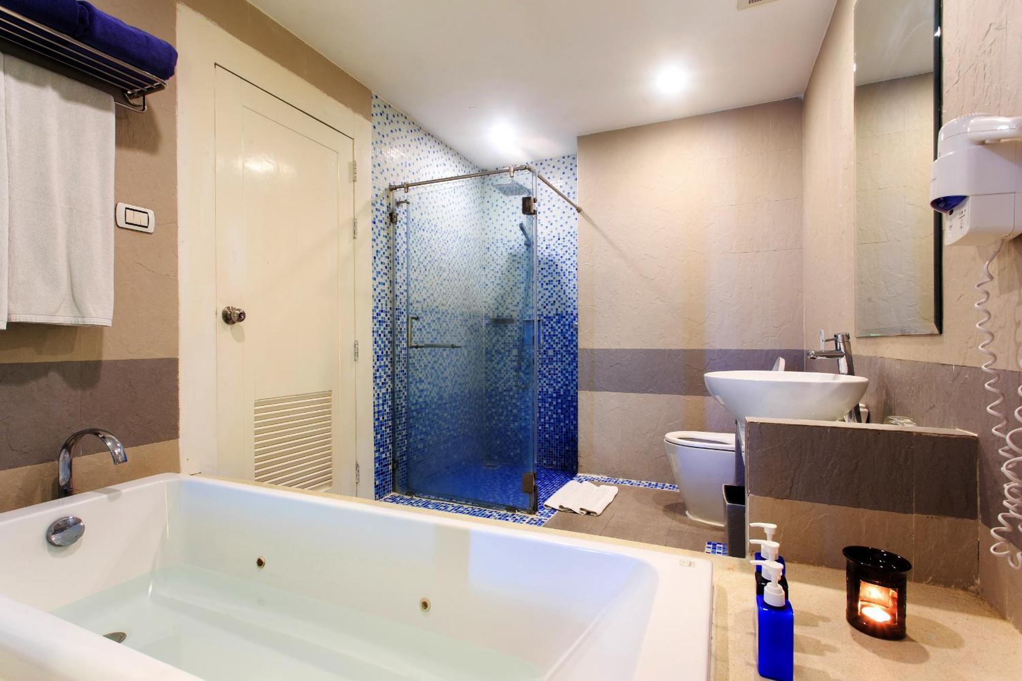 Deluxe Double or Twin Room with Pool Access