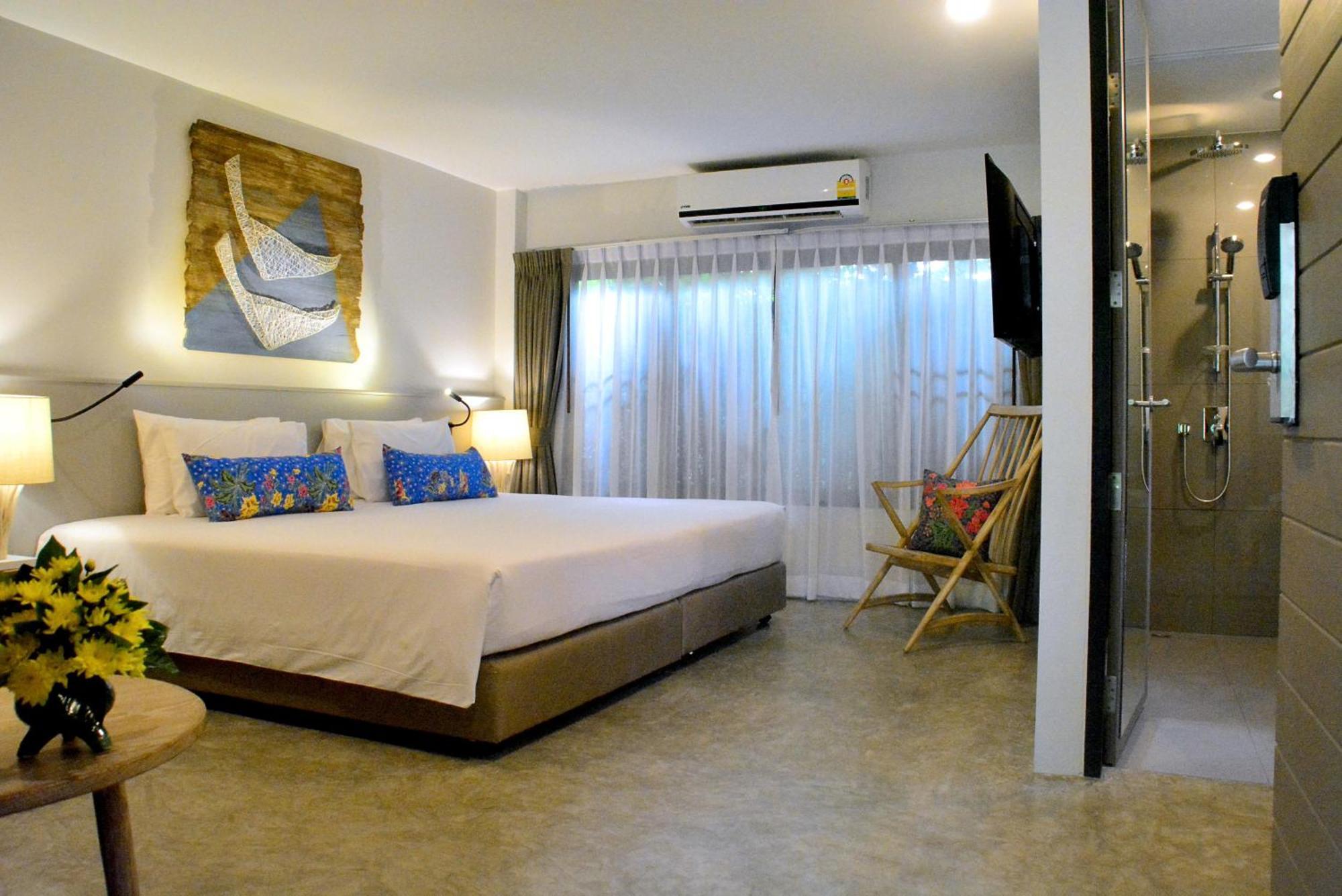 Grand Deluxe Double or Twin Room Bathtub