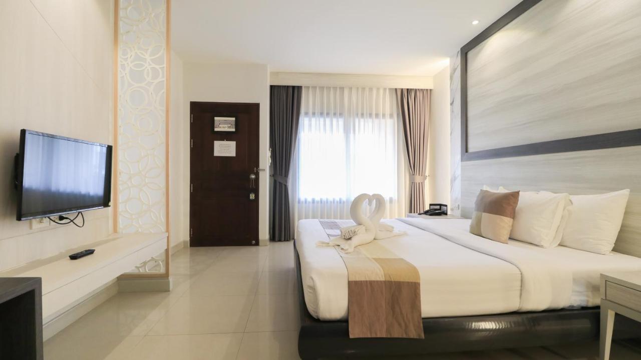 Deluxe Double or Twin Room Pool View