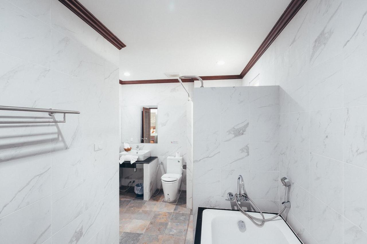 Deluxe Bungalow Bathtub