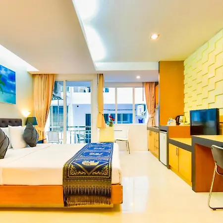 Hallo Patong Hotel - Rooftop Pool - Stunning Mountain Views & Otop Market-2